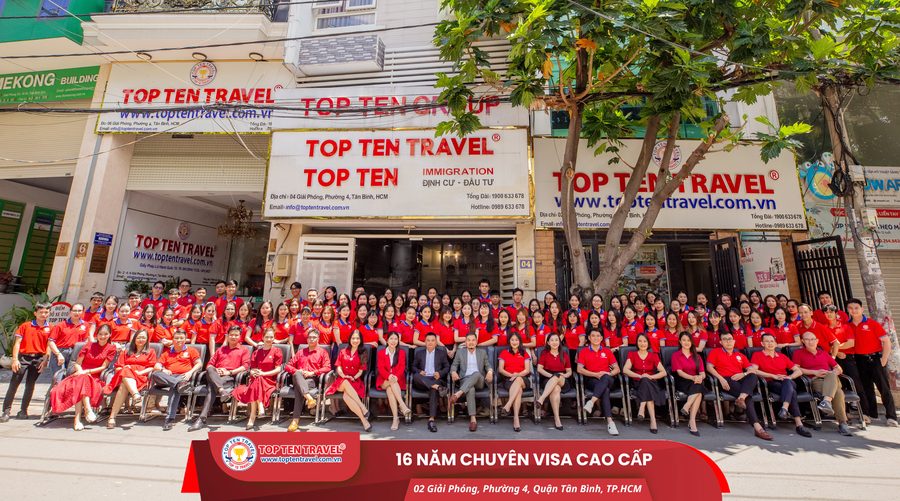 Đội ngũ Top Ten Travel tại văn phòng